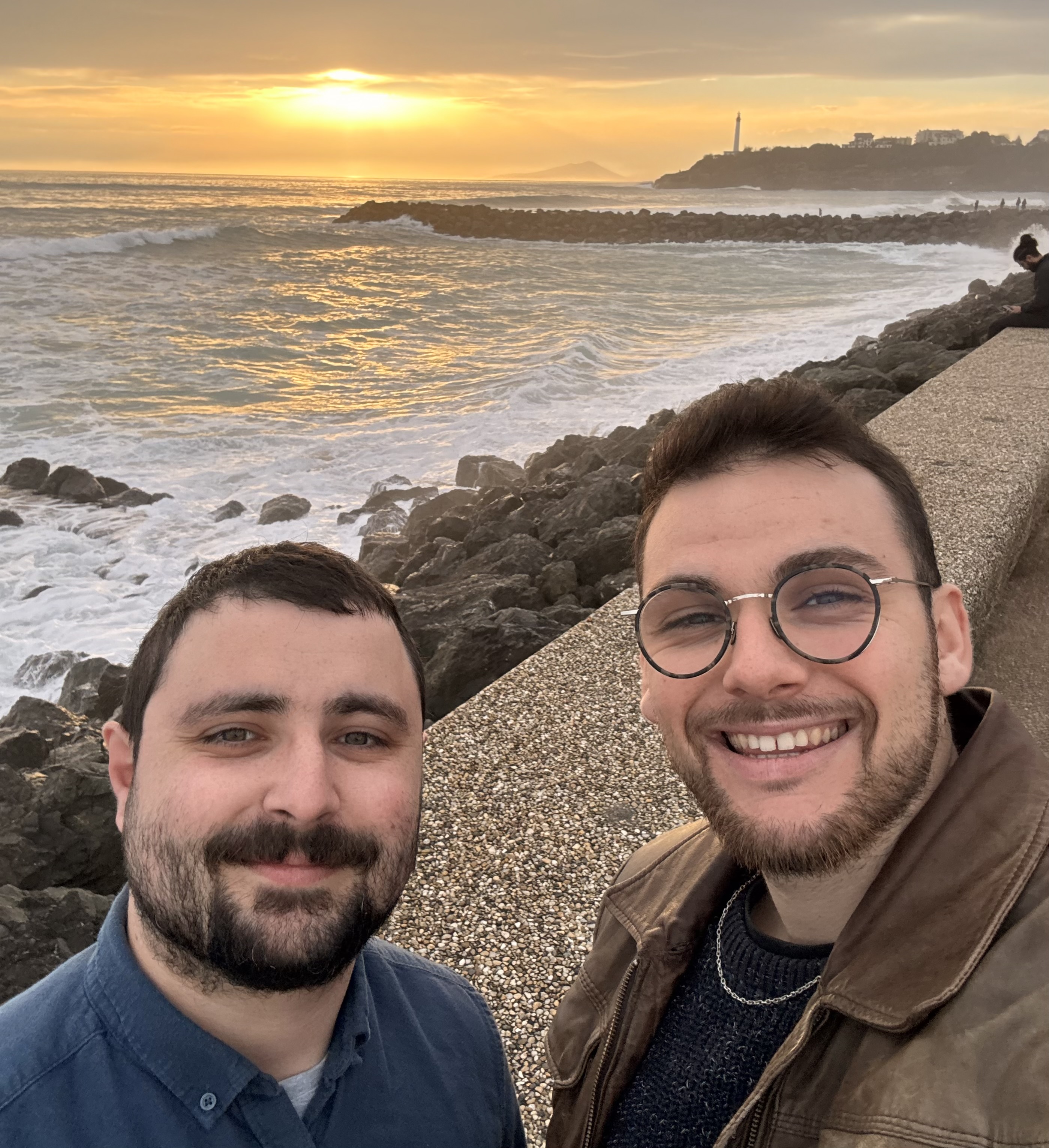 Vincent AGI and Pierre BOURGUIGNEAU, founders of WebNergy, two cheerful professionals specializing in web development and digital support.